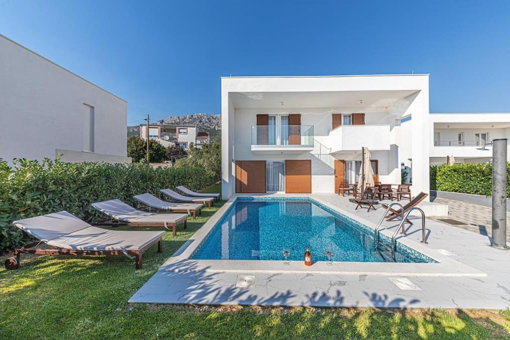 Luxury Tina With Private Heated Pool